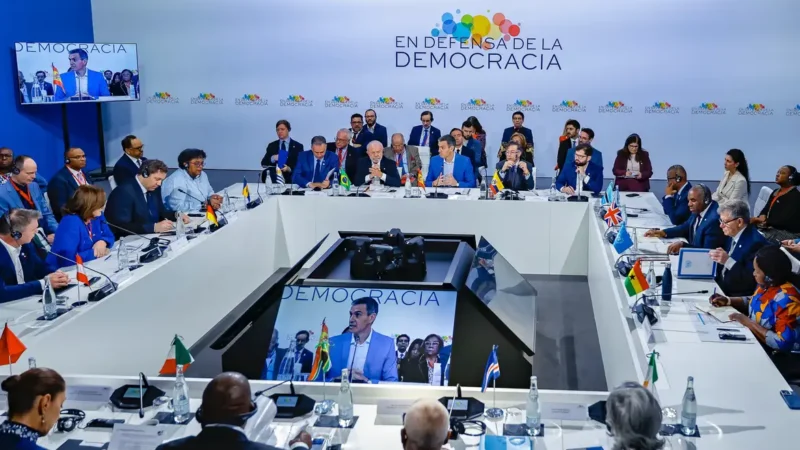 Pobres não podem pagar por irresponsabilidade das guerras, diz Lula