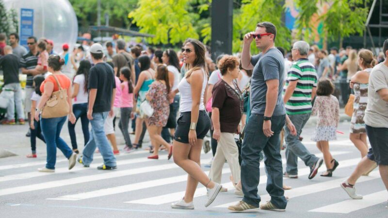 População no Brasil cresce em ritmo menor e está envelhecendo