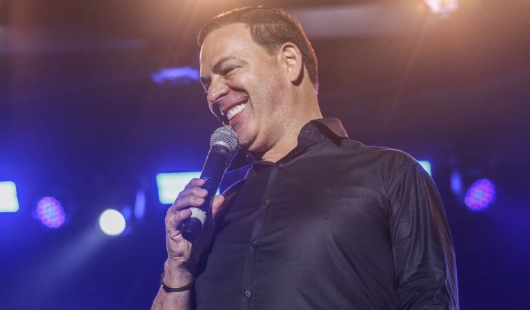 Justiça manda prefeito de Garanhuns parar de se promover em eventos públicos