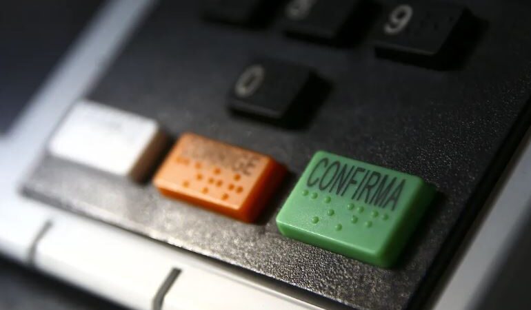 Onze governadores renunciam para disputar eleições de outubro