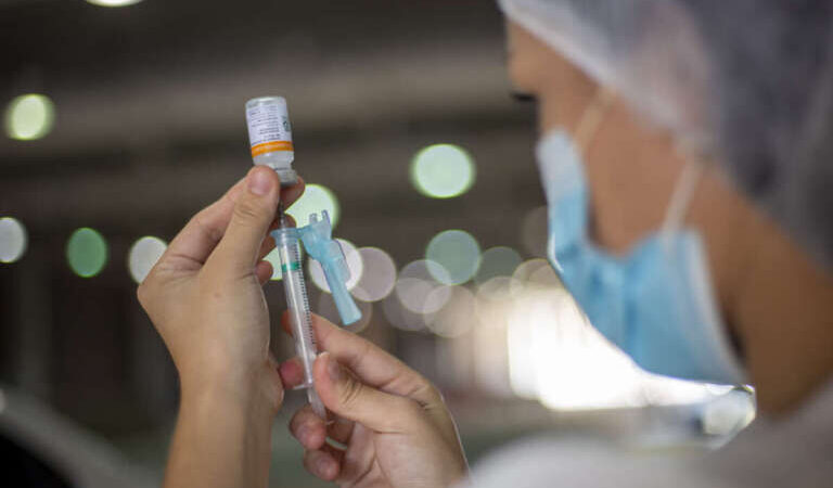 Covid-19: grupos prioritários devem tomar reforço da vacina