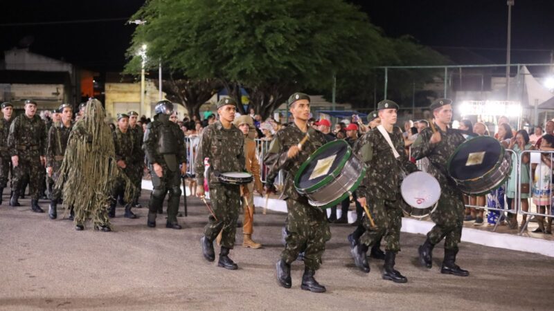 Multidão acompanha desfiles, entregas e comemoração dos 123 anos de Ouricuri na Praça da Prefeitura