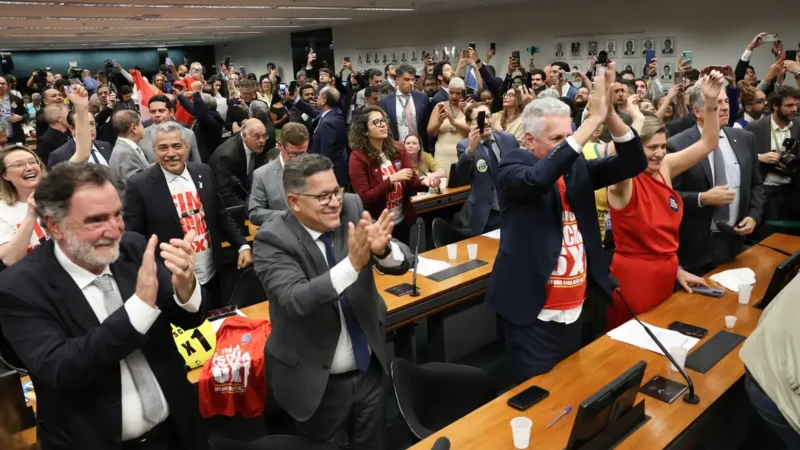 Comissão aprova relatório de PEC que acaba com escala 6X1