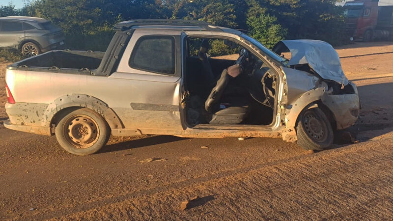 Caminhonete conduzida por idoso sem habilitação bate em carro na BR-316, em Araripina; duas pessoas ficaram feridas