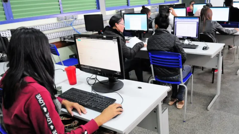 Brasil supera 100 mil escolas públicas com internet gratuita