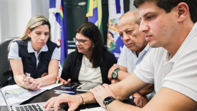 João Campos reúne prefeitos e anuncia que vai pedir a Lula recursos para projetos de prevenção às chuvas em municípios afetados