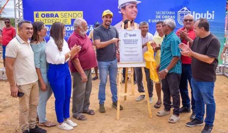 Prefeitura de Ipubi entrega mais quatro ruas calçadas e com LED no bairro Manoel Henrique