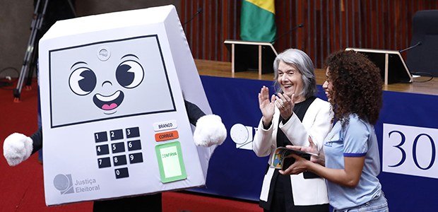 TSE lança mascote Pilili e celebra 30 anos da urna eletrônica