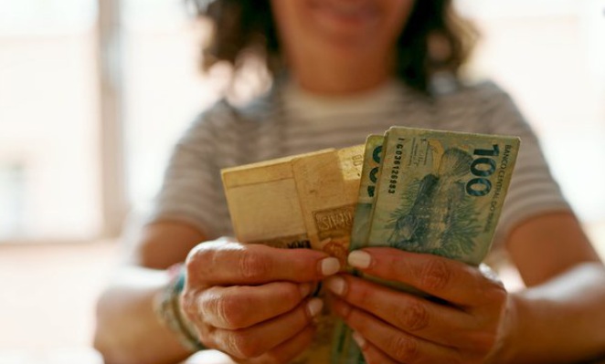 Pagamento da segunda parcela do 13º para aposentados e pensionistas começa neste dia 25