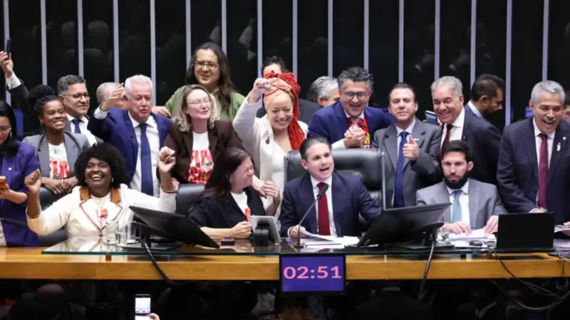 Câmara aprova, em dois turnos, PEC pelo fim da escala 6×1
