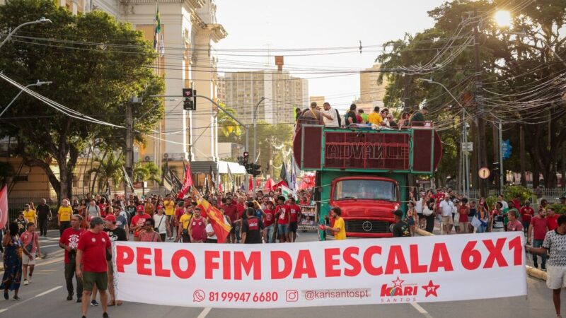 Trabalhadores protestam contra escala 6×1 em ato no Recife