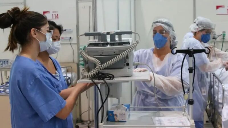 52 crianças e sete recém-nascidos com síndrome respiratória aguda grave aguardam vagas em UTIs no estado