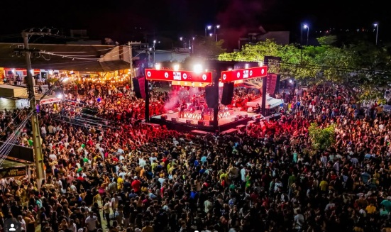 Multidão lota Praça Frei Damião em show de Vitor Fernandes em Ouricuri
