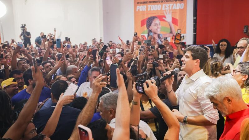 Em ato com mensagem de Lula, João Campos mobiliza 20 mil pessoas