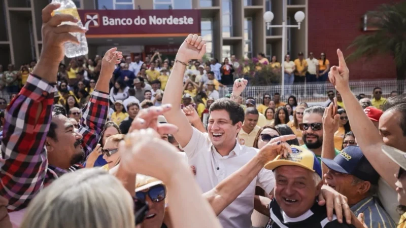 João Campos mobiliza grande quantidade de pessoas em caminhada pela feira livre de Ouricuri