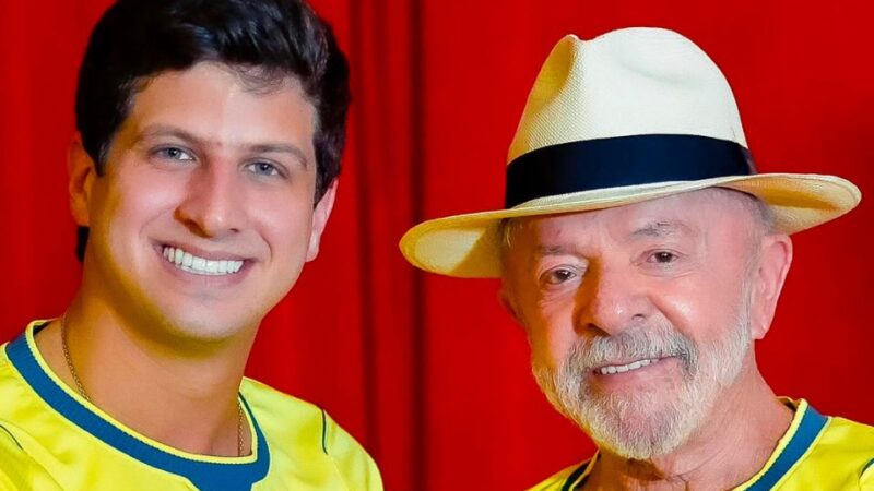 João Campos assiste ao jogo do Brasil com Lula e cala oposição