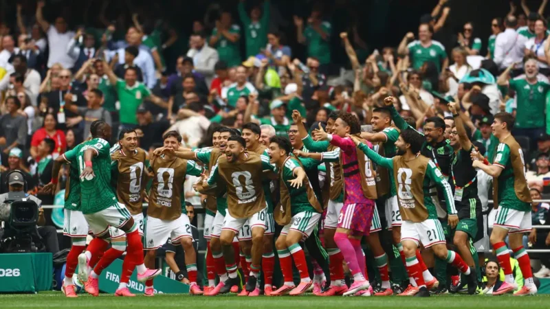 México abre Copa vencendo África do Sul em duelo com três expulsões