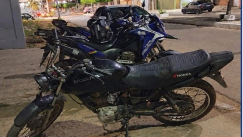 Motocicleta roubada é recuperada em área de matagal com indícios de desmanche em Ouricuri