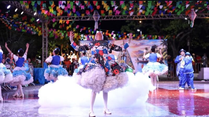São João de Nóis tem primeira noite de sucesso com quadrilhas, show e grande público