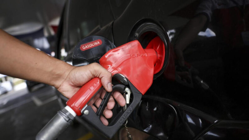 Com nova alta mundial do petróleo, governo mantém desconto na gasolina