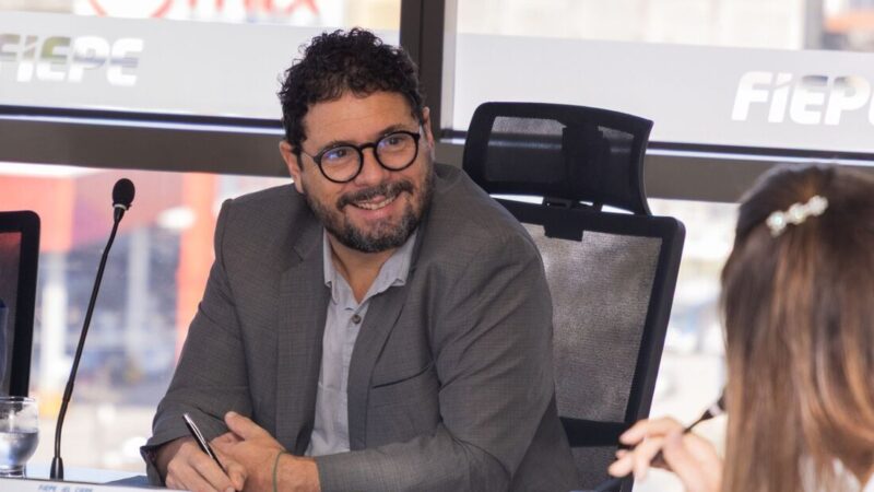 Ivan Moraes percorre o interior de Pernambuco para lançar livro sobre bastidores da política