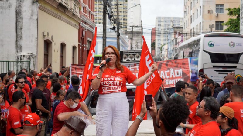 Governo de Pernambuco não se pronuncia sobre decisão do STF que beneficia professores, denuncia Ivete Caetano