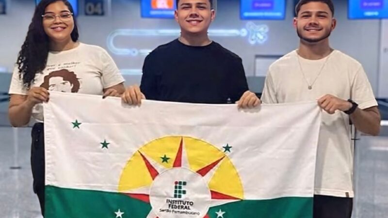 Estudantes do IF SertãoPE de Ouricuri são homenageados por piloto durante voo