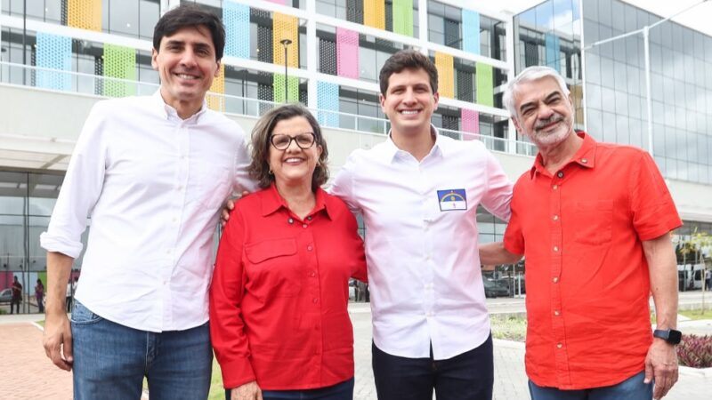 Teresa Leitão acompanha João Campos em agendas no primeiro dia de campanha