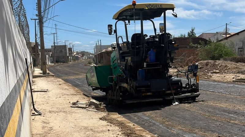Máquinas começam a aplicar asfalto na Avenida Chico Coelho, em Ouricuri