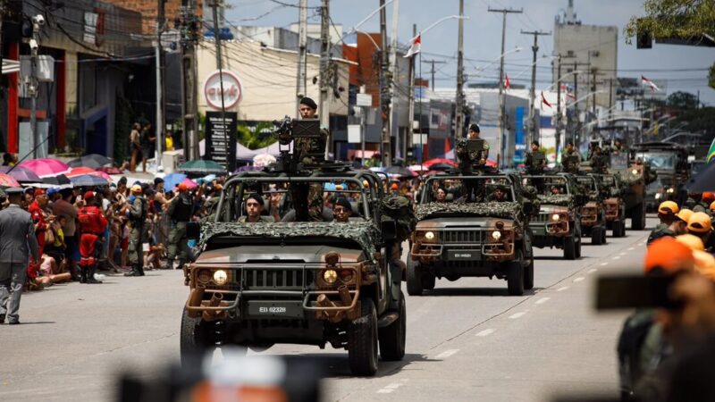 Desfile de 7 de setembro reúne militares e escolas na Zona Sul do Recife