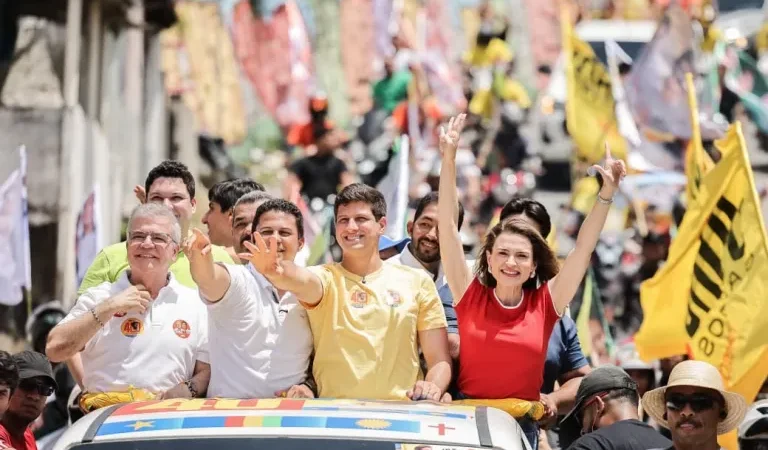 João Campos é recepcionado por multidão em grande carreata por Camaragibe