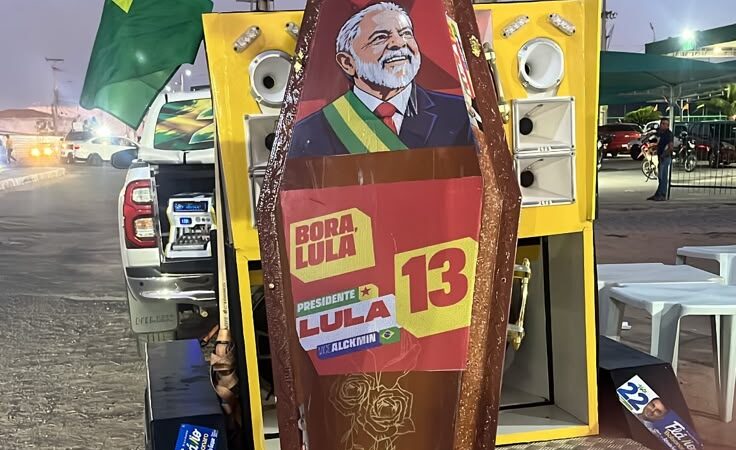 Caixão com imagem de Lula chama atenção durante ato de apoiadores de Flávio Bolsonaro em Ouricuri