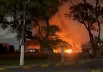 Incêndio de grandes proporções atinge prédio da UFPE