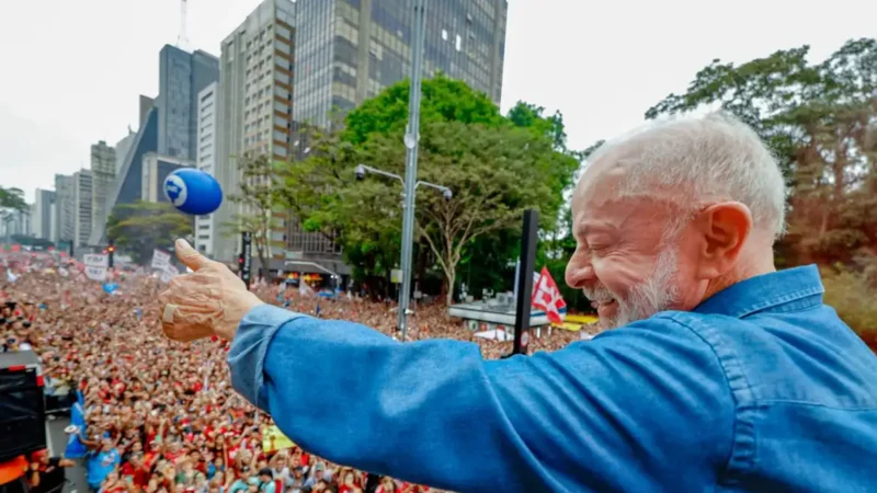 Ato pela reeleição de Lula leva milhares à Avenida Paulista